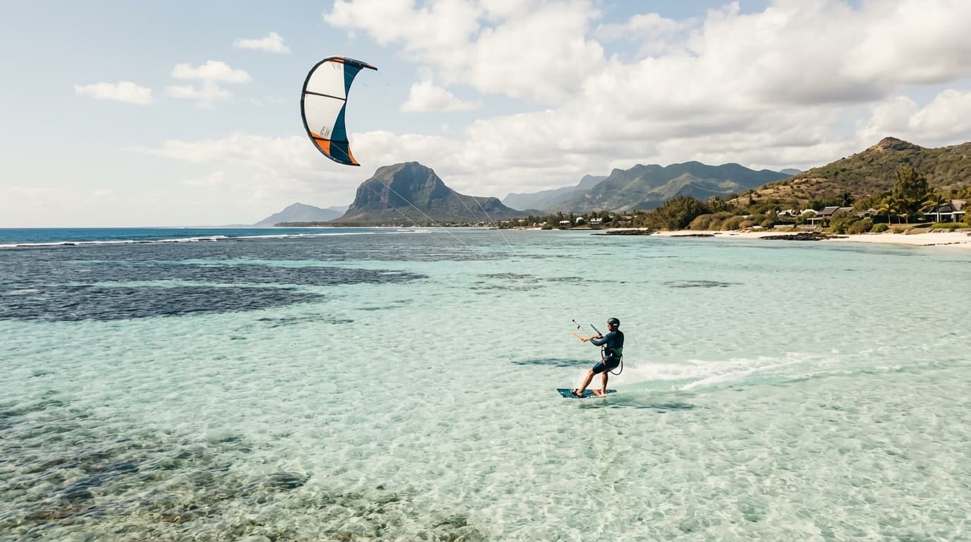 Kitesurfer in der geschützten Flachwasser-Lagune von Anse La Raie vor Mauritius
