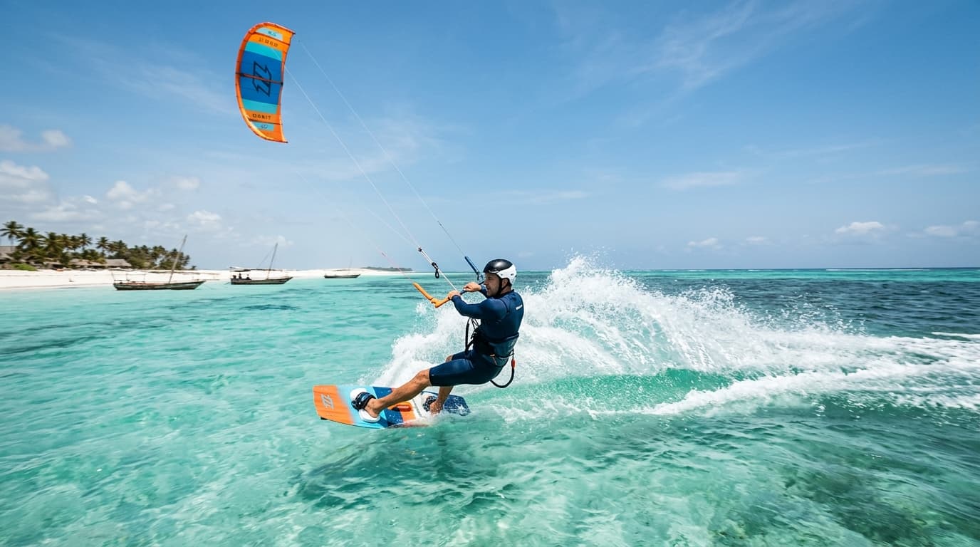 Kitesurfer fährt in der türkisblauen Lagune von Paje auf Sansibar bei Sonnenschein und Passatwind