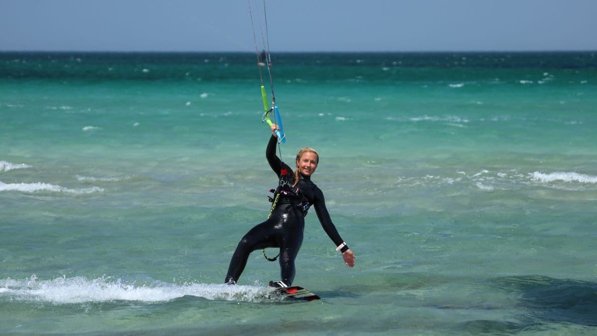 Kitesurfer gleitet bei starkem Wind über das Wasser