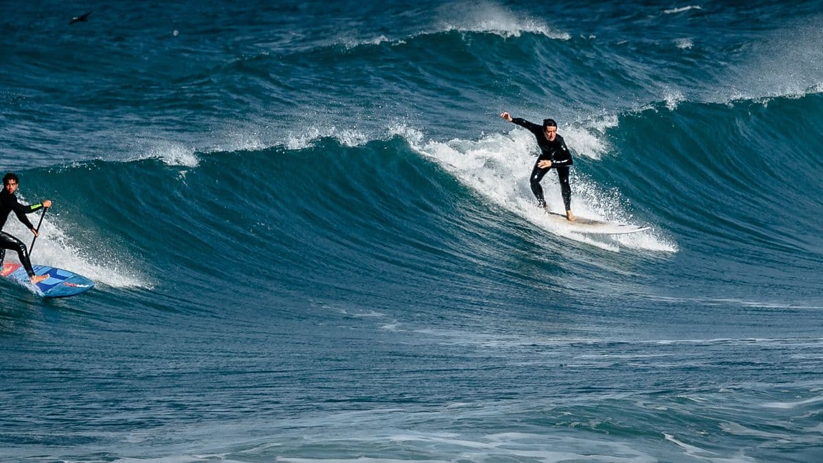 Surfer reitet eine brechende Welle